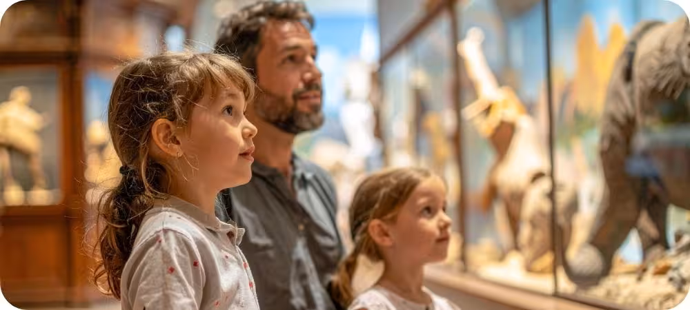 Enfants fascinés par des fossiles 