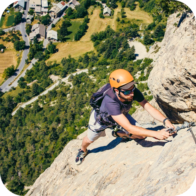 Grimpeur sur une falaise d'Ardèche